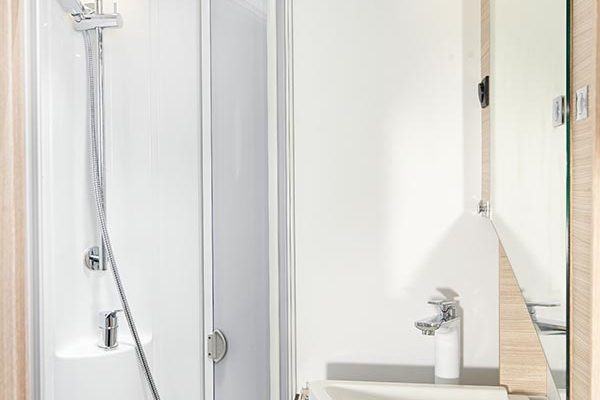Badezimmer mit ausgeklapptem Spülbecken