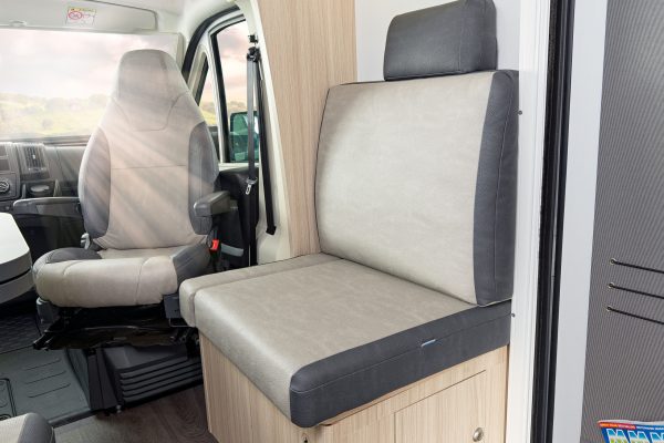 Der Camper hat fünf Sitze zum Mitfahren.